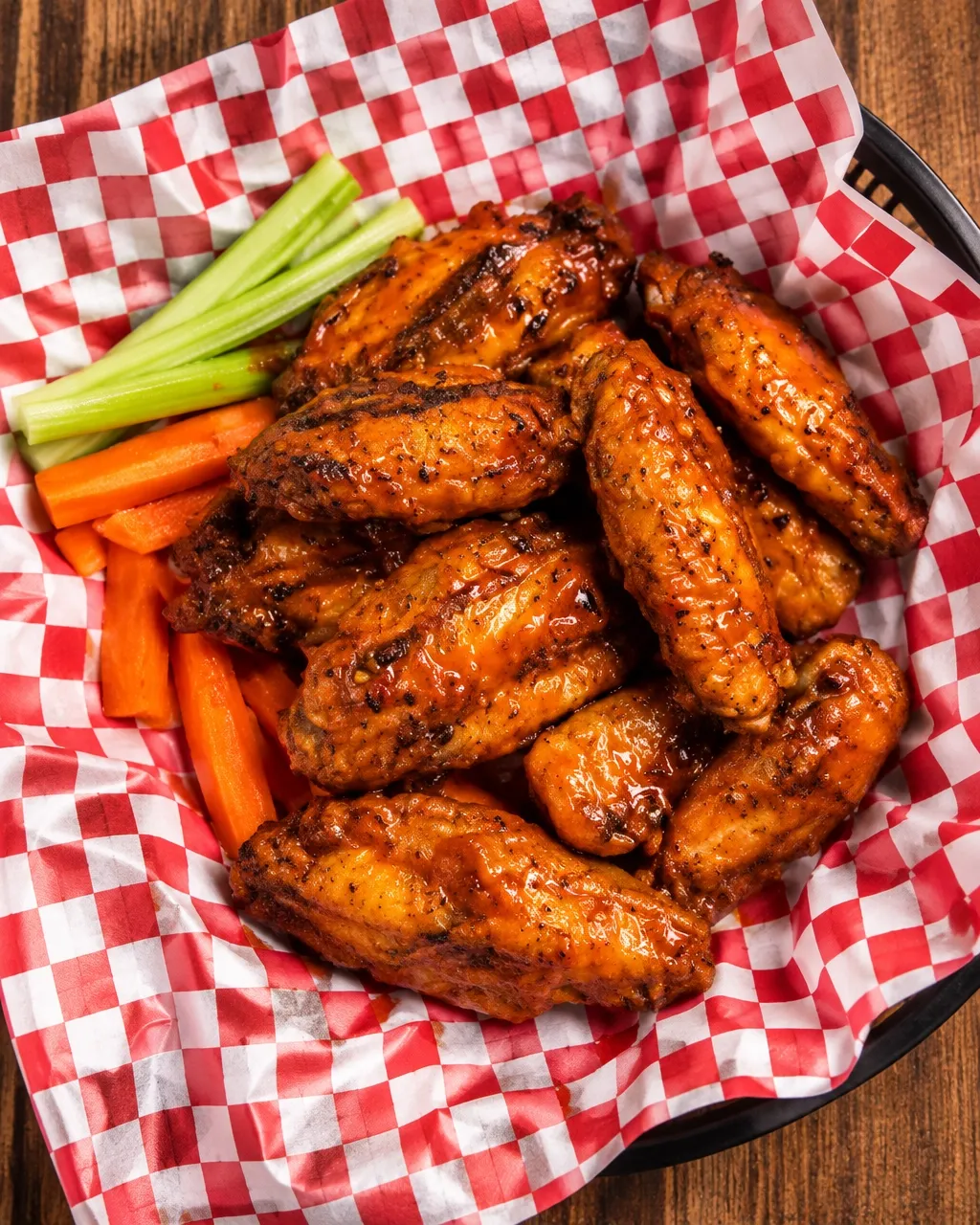 Buffalo wings with celery and carrots